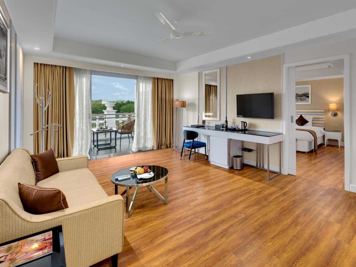 Amanora The Fern Hotels & Club Mundhva Dış mekan fotoğraf